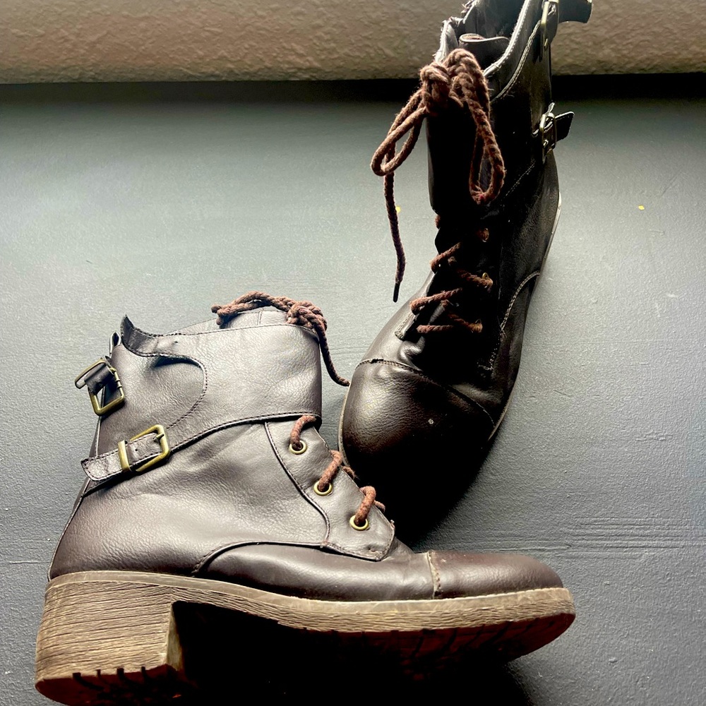 Combat boots